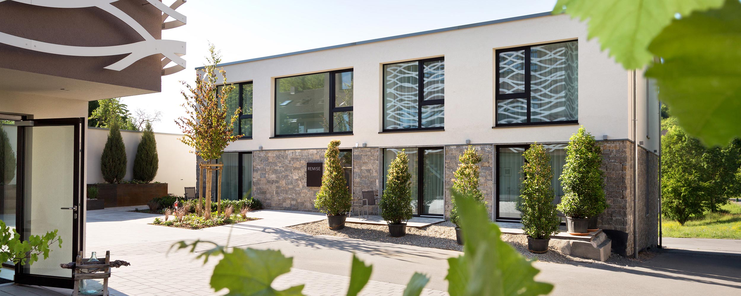 Neues Hotelgebäude „Remise“ im Frühling, neuer Internetauftritt im Herbst